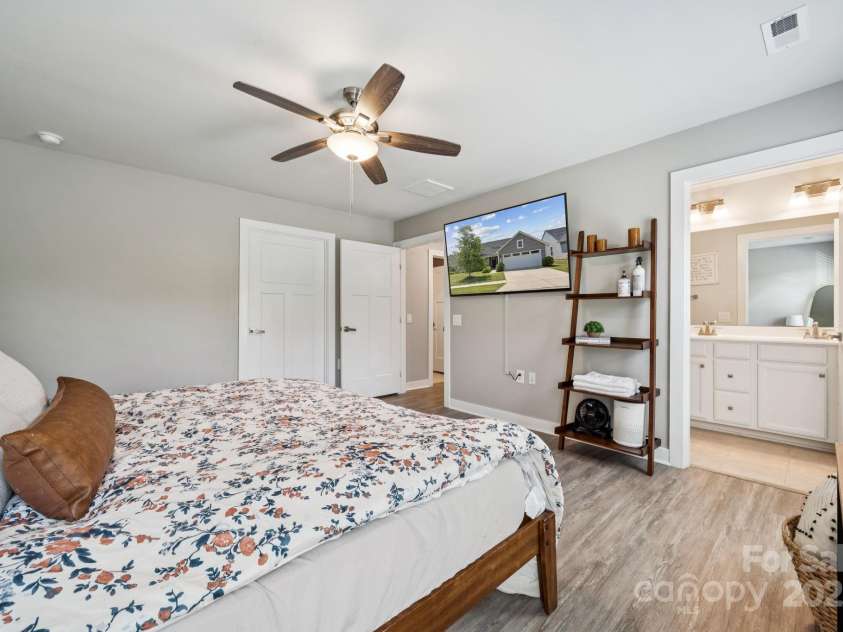 6013 Bellastead Drive, Charlotte, NC 28214.  MLS# CAR4279446, YatesRealty ID 25892. 