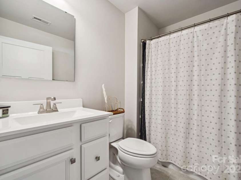 6013 Bellastead Drive, Charlotte, NC 28214.  MLS# CAR4279446, YatesRealty ID 25892. 