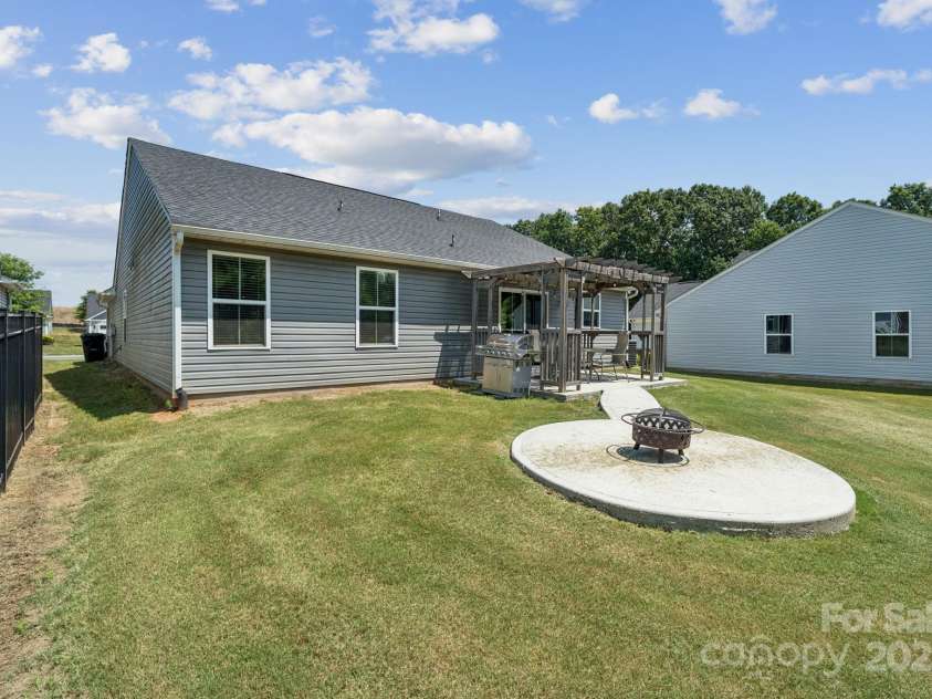 6013 Bellastead Drive, Charlotte, NC 28214.  MLS# CAR4279446, YatesRealty ID 25892. 