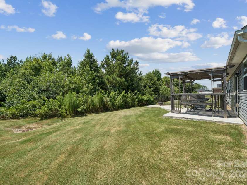 6013 Bellastead Drive, Charlotte, NC 28214.  MLS# CAR4279446, YatesRealty ID 25892. 