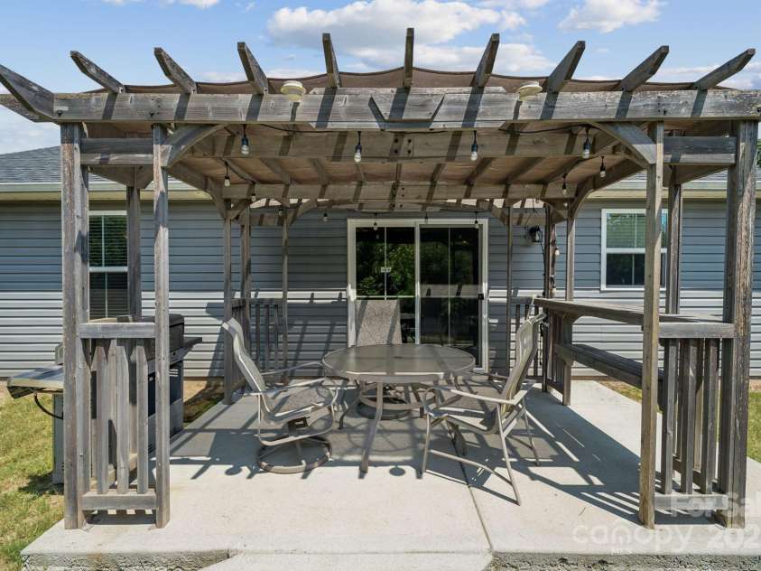 6013 Bellastead Drive, Charlotte, NC 28214.  MLS# CAR4279446, YatesRealty ID 25892. 