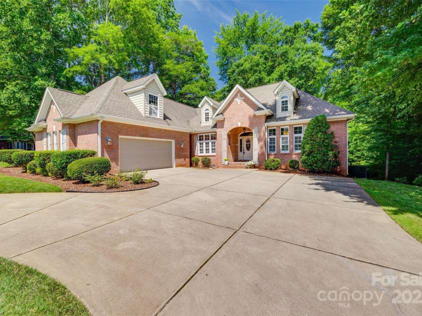 125 Highland Forest Drive, Clover, SC 29710.  MLS# CAR4272102, YatesRealty ID 25893. Beautiful all-brick home with a side load garage