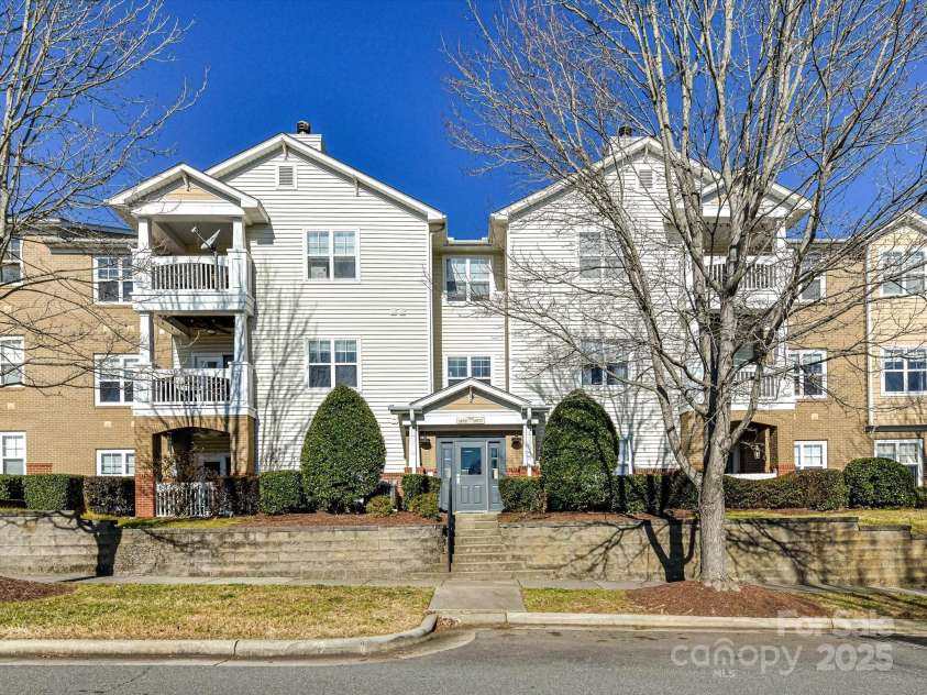 19763 Deer Valley Drive, Cornelius, NC 28031.  MLS# CAR4333063, YatesRealty ID 25893. Highly sought after 2 bedroom, 2 bath condo with coveted, 1 car, detached garage, located in Alexander Chase community, in the heart of Cornelius!