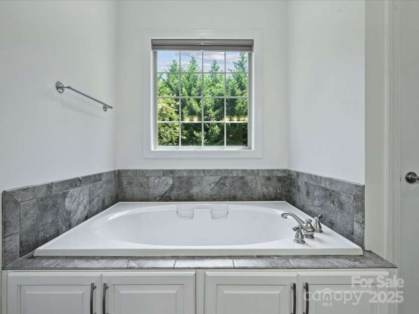 631 May Green Drive, Clover, SC 29710.  MLS# CAR4274368, YatesRealty ID 25894. Garden Tub