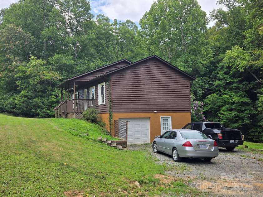 1373 Sunset Drive, North Wilkesboro, NC 28659.  MLS# CAR4275784, YatesRealty ID 25895. 