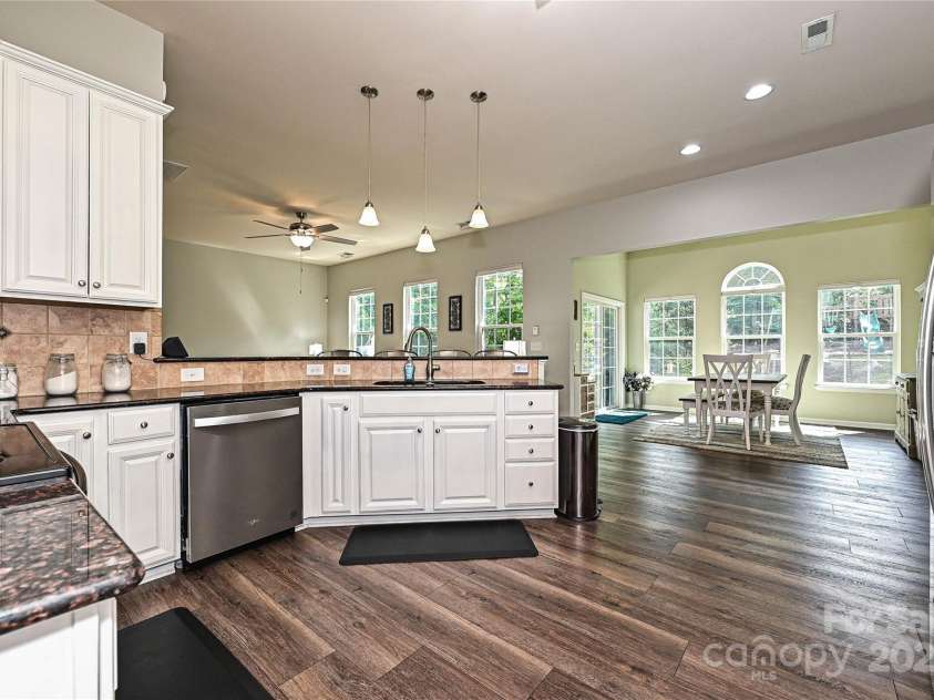 4018 Harmattan Drive, Denver, NC 28037.  MLS# CAR4259342, YatesRealty ID 25896. Kitchen