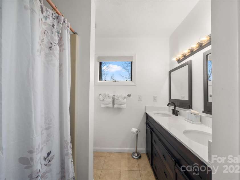 158 Blackberry Lane, Maggie Valley, NC 28751.  MLS# CAR4242897, YatesRealty ID 259. Upper Level Full Bath