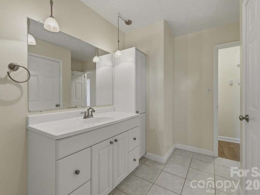 1750 10th Street Court, Hickory, NC 28601.  MLS# CAR4335342, YatesRealty ID 2590. 