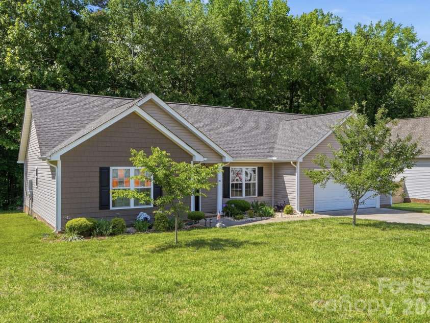 1124 Turtle Ridge Drive, Monroe, NC 28110.  MLS# CAR4372125, YatesRealty ID 25900. Welcome Home