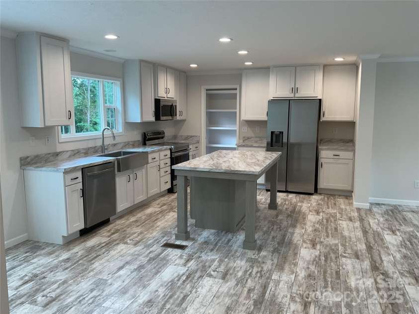 130 Zircon Drive, Statesville, NC 28625.  MLS# CAR4271102, YatesRealty ID 25900. 