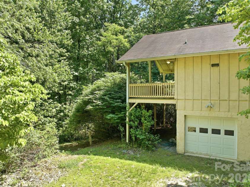 21 Winterview Trail, Hendersonville, NC 28739.  MLS# CAR4383420, YatesRealty ID 25901. 