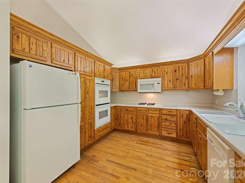21 Winterview Trail, Hendersonville, NC 28739.  MLS# CAR4383420, YatesRealty ID 25901. 