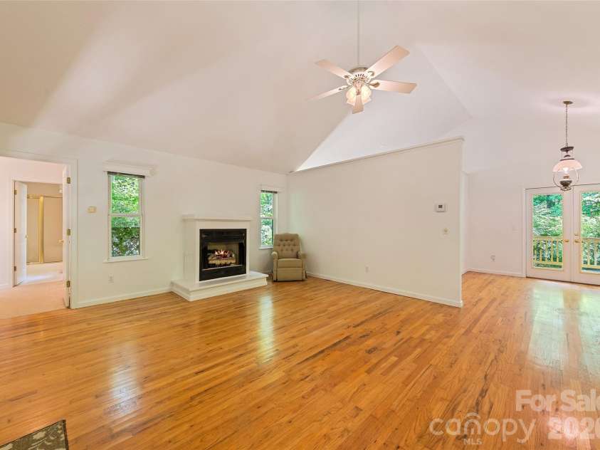 21 Winterview Trail, Hendersonville, NC 28739.  MLS# CAR4383420, YatesRealty ID 25901. 