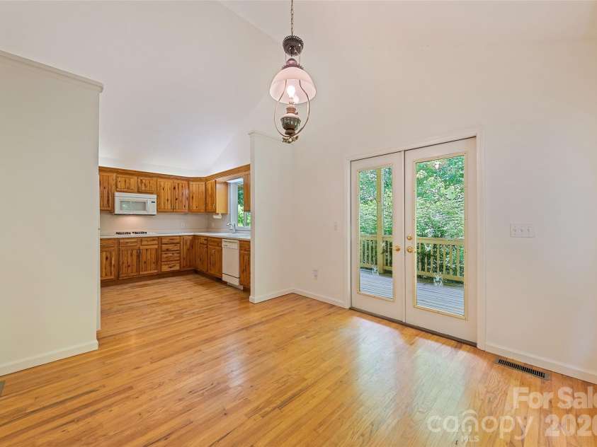 21 Winterview Trail, Hendersonville, NC 28739.  MLS# CAR4383420, YatesRealty ID 25901. 