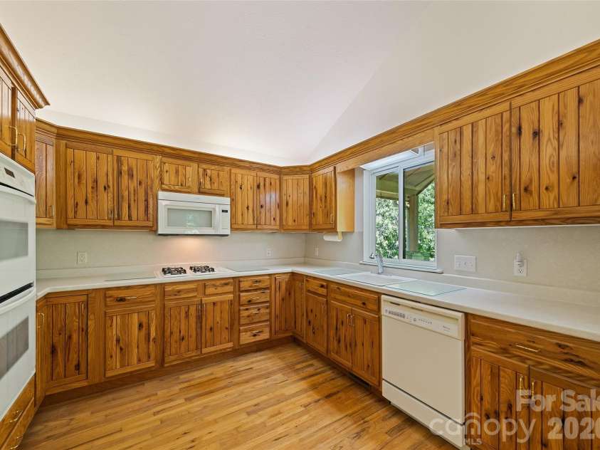21 Winterview Trail, Hendersonville, NC 28739.  MLS# CAR4383420, YatesRealty ID 25901. 