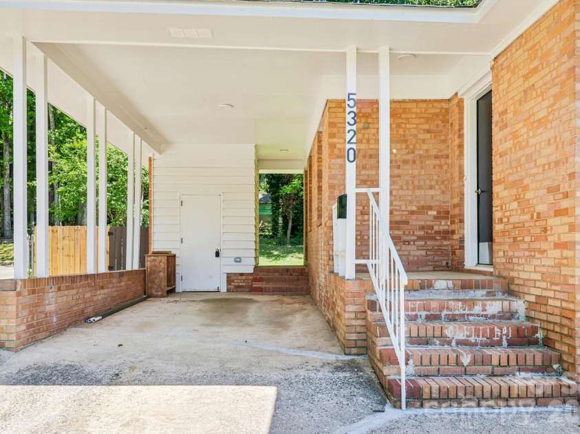 5320 Dolphin Lane, Charlotte, NC 28215.  MLS# CAR4371869, YatesRealty ID 25904. 