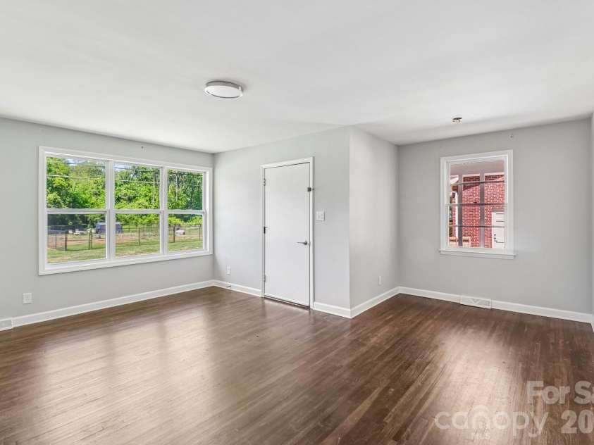 5320 Dolphin Lane, Charlotte, NC 28215.  MLS# CAR4371869, YatesRealty ID 25904. 