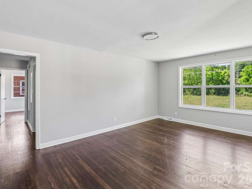 5320 Dolphin Lane, Charlotte, NC 28215.  MLS# CAR4371869, YatesRealty ID 25904. 