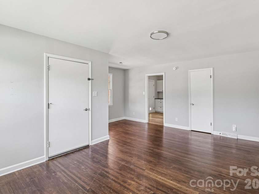 5320 Dolphin Lane, Charlotte, NC 28215.  MLS# CAR4371869, YatesRealty ID 25904. 