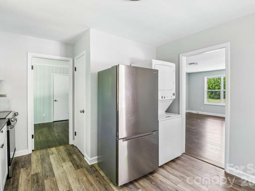 5320 Dolphin Lane, Charlotte, NC 28215.  MLS# CAR4371869, YatesRealty ID 25904. 