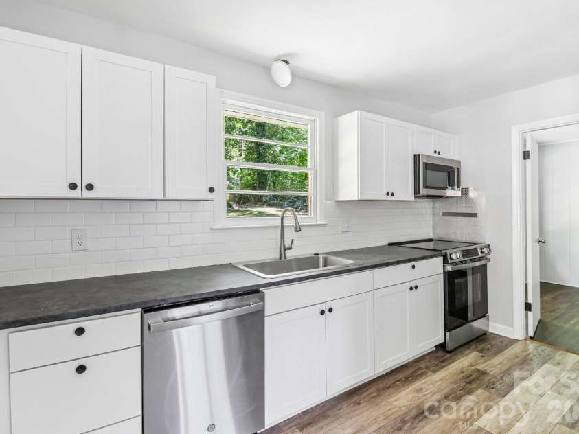 5320 Dolphin Lane, Charlotte, NC 28215.  MLS# CAR4371869, YatesRealty ID 25904. 