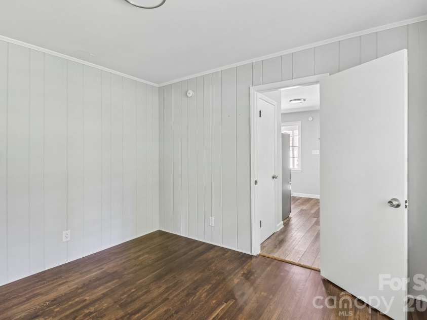 5320 Dolphin Lane, Charlotte, NC 28215.  MLS# CAR4371869, YatesRealty ID 25904. 