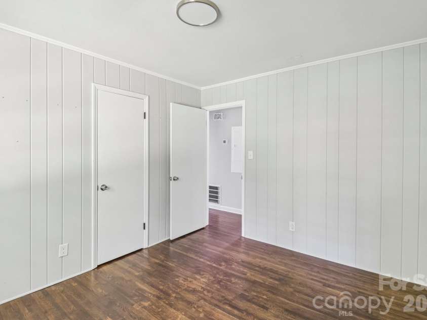 5320 Dolphin Lane, Charlotte, NC 28215.  MLS# CAR4371869, YatesRealty ID 25904. 