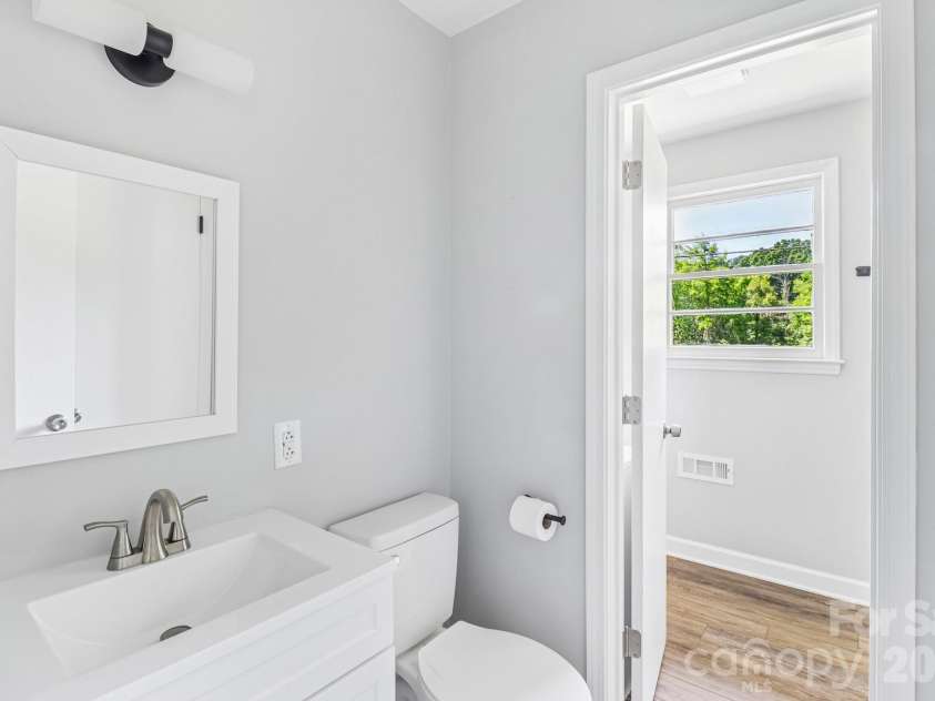 5320 Dolphin Lane, Charlotte, NC 28215.  MLS# CAR4371869, YatesRealty ID 25904. 