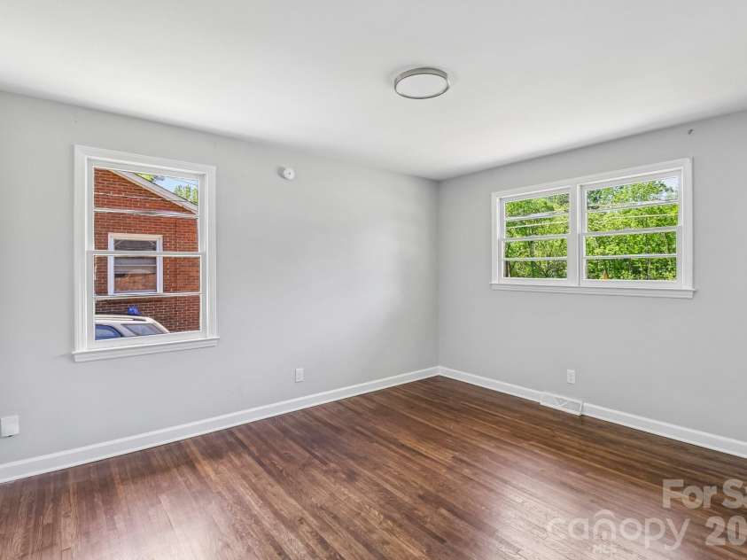 5320 Dolphin Lane, Charlotte, NC 28215.  MLS# CAR4371869, YatesRealty ID 25904. 