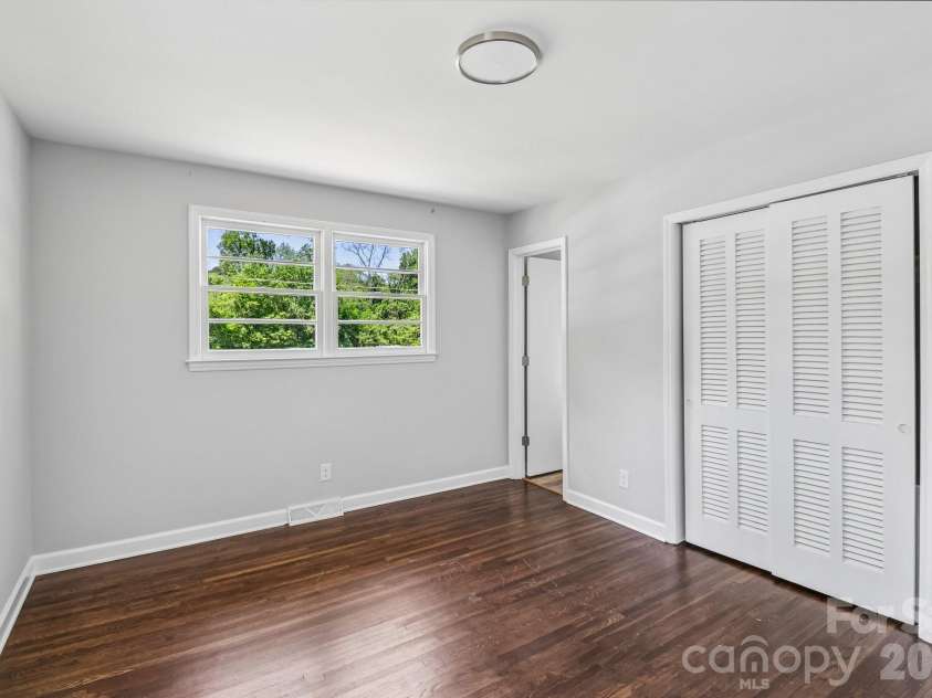 5320 Dolphin Lane, Charlotte, NC 28215.  MLS# CAR4371869, YatesRealty ID 25904. 