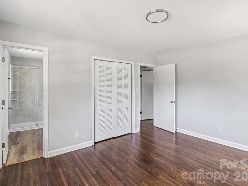 5320 Dolphin Lane, Charlotte, NC 28215.  MLS# CAR4371869, YatesRealty ID 25904. 