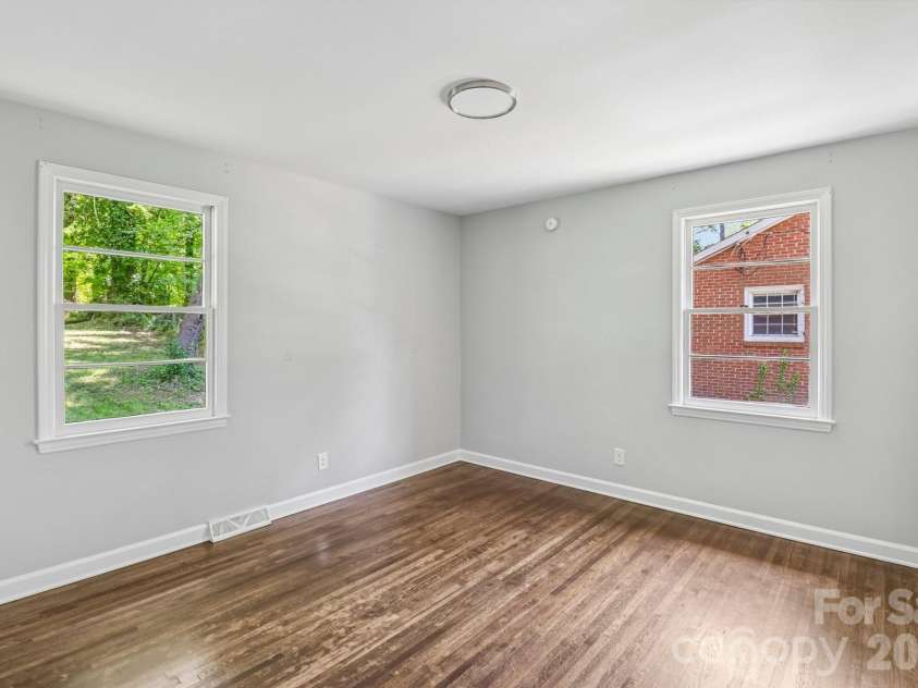 5320 Dolphin Lane, Charlotte, NC 28215.  MLS# CAR4371869, YatesRealty ID 25904. 