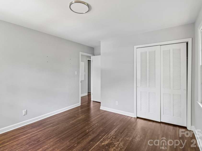 5320 Dolphin Lane, Charlotte, NC 28215.  MLS# CAR4371869, YatesRealty ID 25904. 