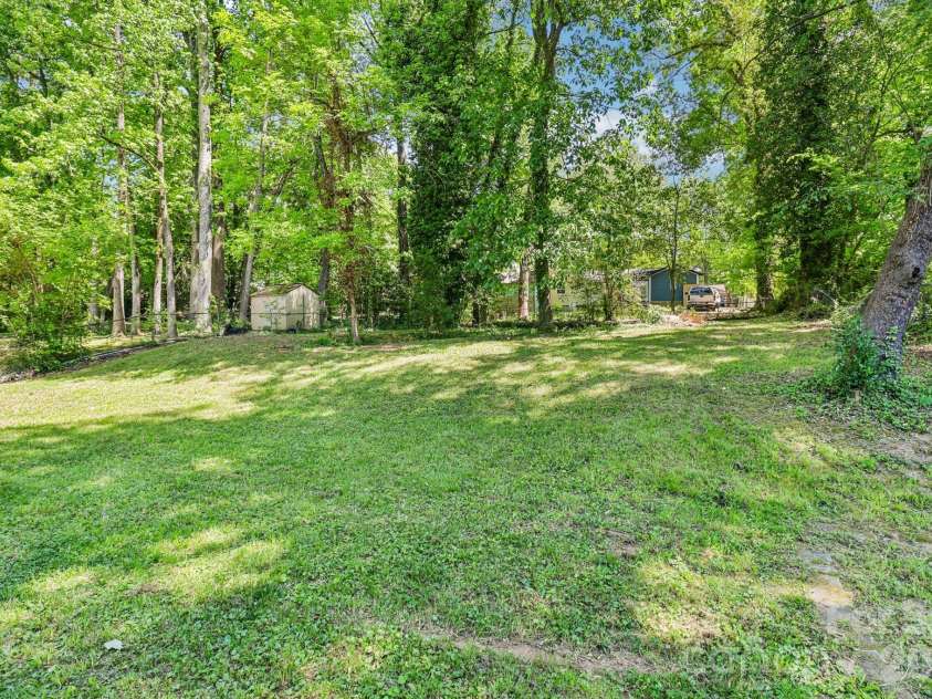 5320 Dolphin Lane, Charlotte, NC 28215.  MLS# CAR4371869, YatesRealty ID 25904. 