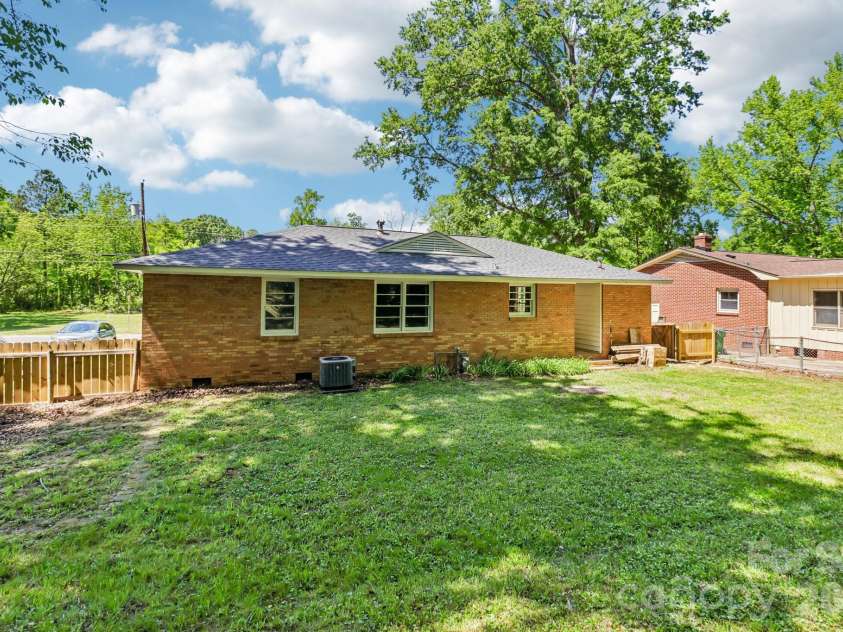 5320 Dolphin Lane, Charlotte, NC 28215.  MLS# CAR4371869, YatesRealty ID 25904. 