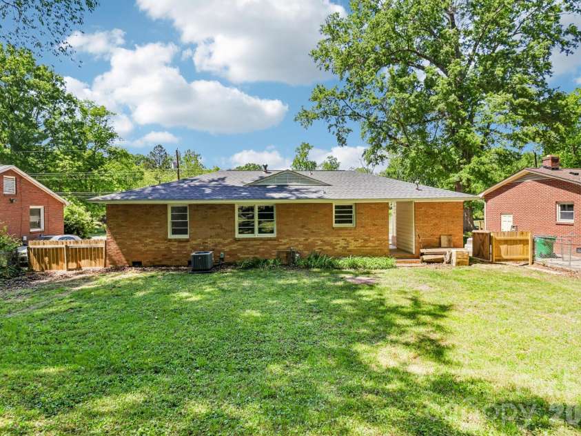 5320 Dolphin Lane, Charlotte, NC 28215.  MLS# CAR4371869, YatesRealty ID 25904. 