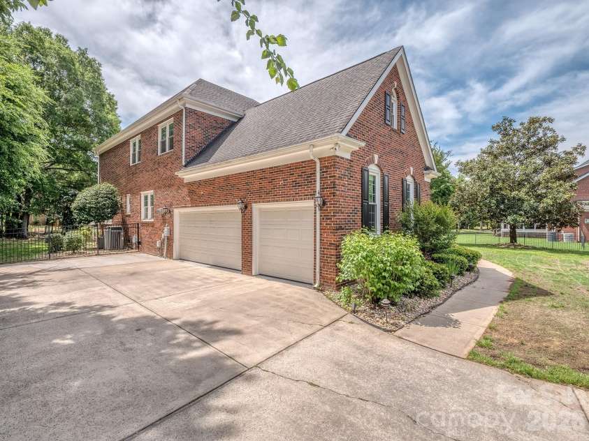 9205 Belmont Lane, Waxhaw, NC 28173.  MLS# CAR4381231, YatesRealty ID 25906. 3 car garage