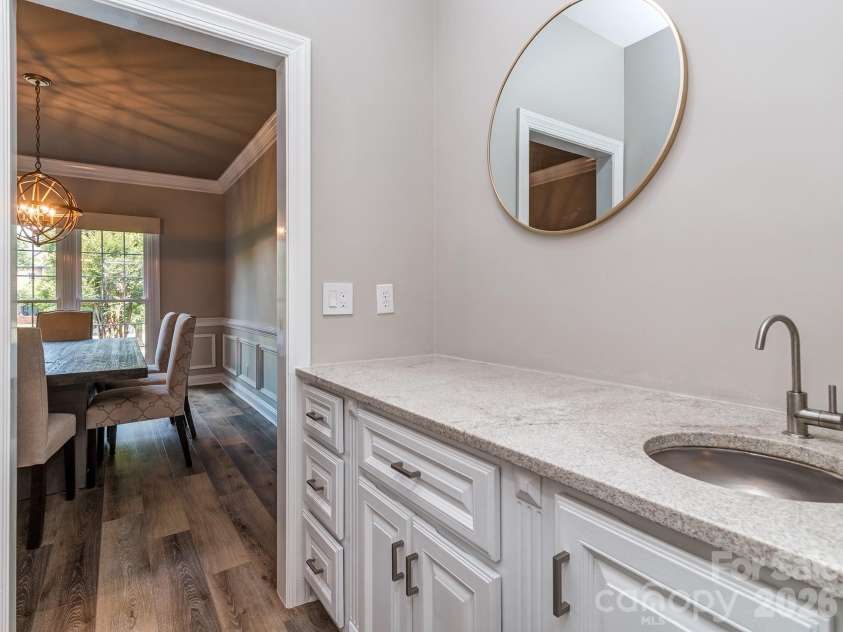 9205 Belmont Lane, Waxhaw, NC 28173.  MLS# CAR4381231, YatesRealty ID 25906. Butler pantry/wet bar