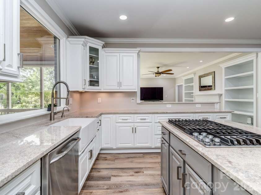 9205 Belmont Lane, Waxhaw, NC 28173.  MLS# CAR4381231, YatesRealty ID 25906. Gas cook top and farm sink