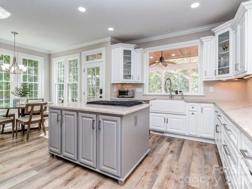 9205 Belmont Lane, Waxhaw, NC 28173.  MLS# CAR4381231, YatesRealty ID 25906. Updated kitchen