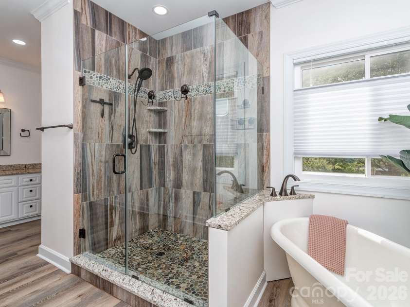 9205 Belmont Lane, Waxhaw, NC 28173.  MLS# CAR4381231, YatesRealty ID 25906. Updated shower & soaking tub