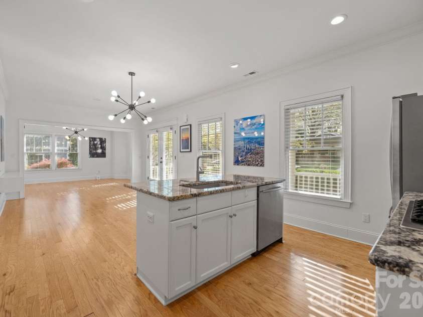 2060 Euclid Avenue, Charlotte, NC 28203.  MLS# CAR4364352, YatesRealty ID 25907. 