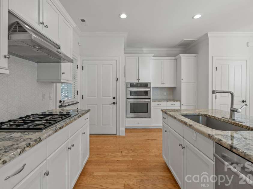 2060 Euclid Avenue, Charlotte, NC 28203.  MLS# CAR4364352, YatesRealty ID 25907. 