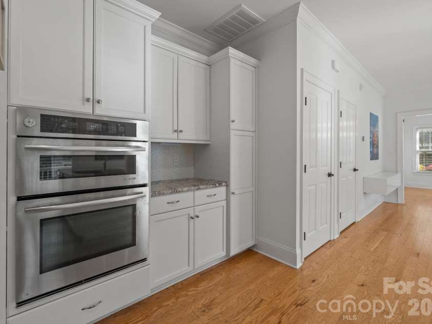 2060 Euclid Avenue, Charlotte, NC 28203.  MLS# CAR4364352, YatesRealty ID 25907. 