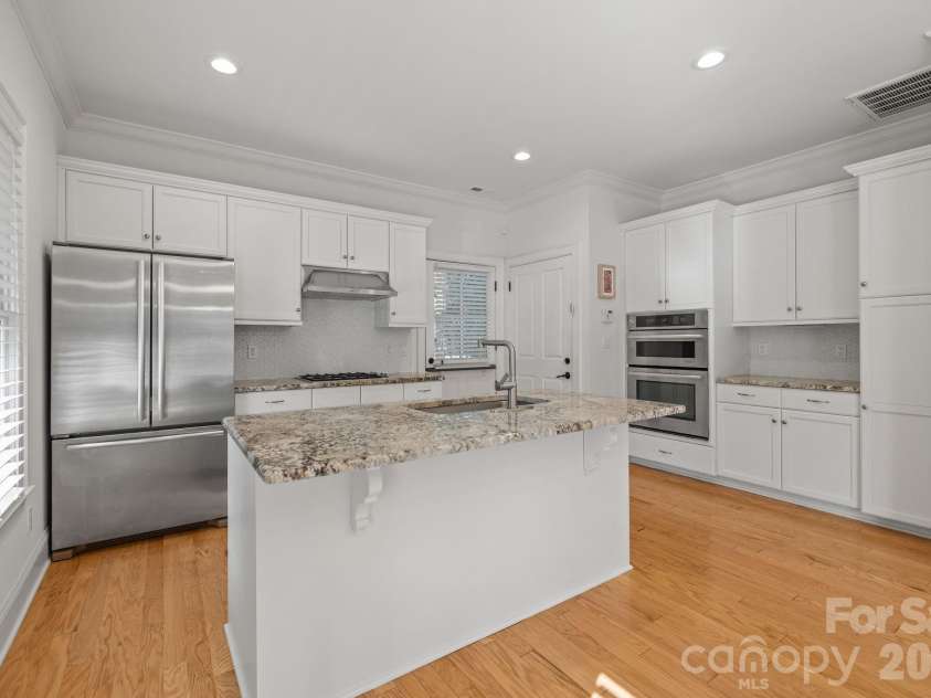 2060 Euclid Avenue, Charlotte, NC 28203.  MLS# CAR4364352, YatesRealty ID 25907. Granite Counters, Jenn Air Appliances, Cabinets with Pull-outs