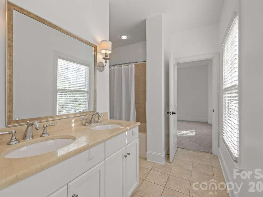 2060 Euclid Avenue, Charlotte, NC 28203.  MLS# CAR4364352, YatesRealty ID 25907. Jack and Jill Bath