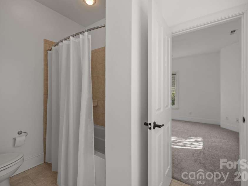 2060 Euclid Avenue, Charlotte, NC 28203.  MLS# CAR4364352, YatesRealty ID 25907. Jack and Jill Bath