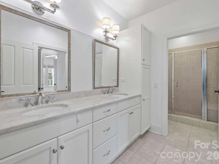 2060 Euclid Avenue, Charlotte, NC 28203.  MLS# CAR4364352, YatesRealty ID 25907. Primary Bath