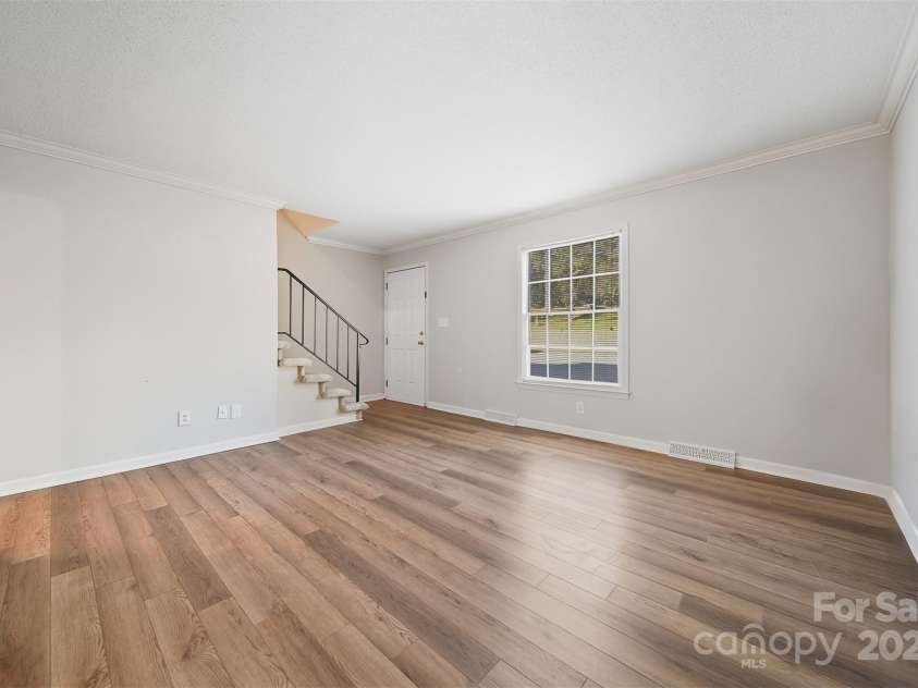 824 6th Street, Hickory, NC 28601.  MLS# CAR4313631, YatesRealty ID 25907. 