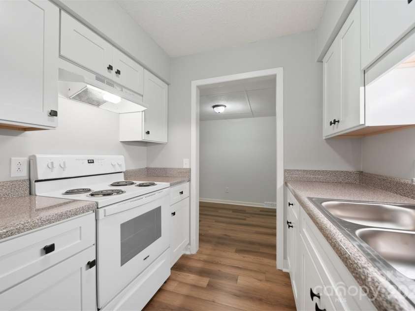 824 6th Street, Hickory, NC 28601.  MLS# CAR4313631, YatesRealty ID 25907. 